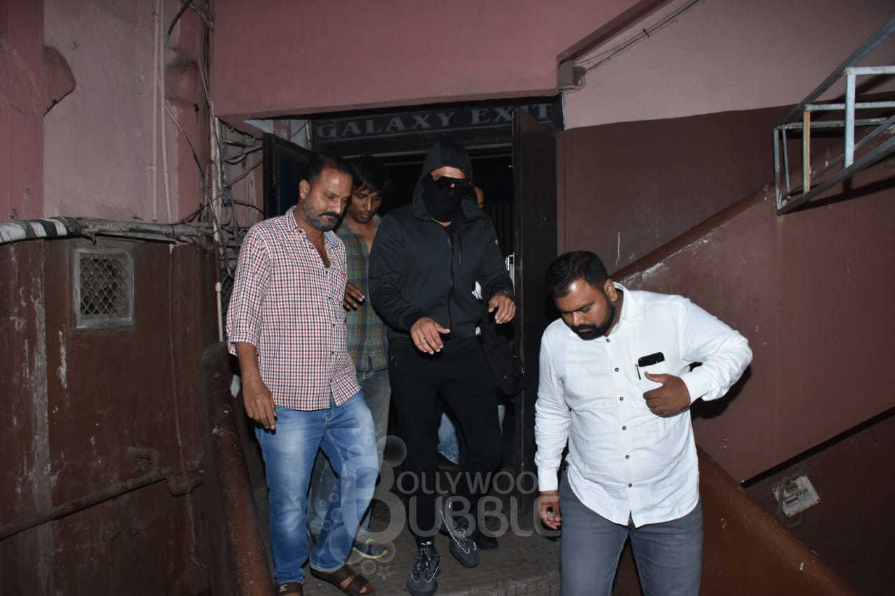 ranveer singh undercover mask simmba cinema hall