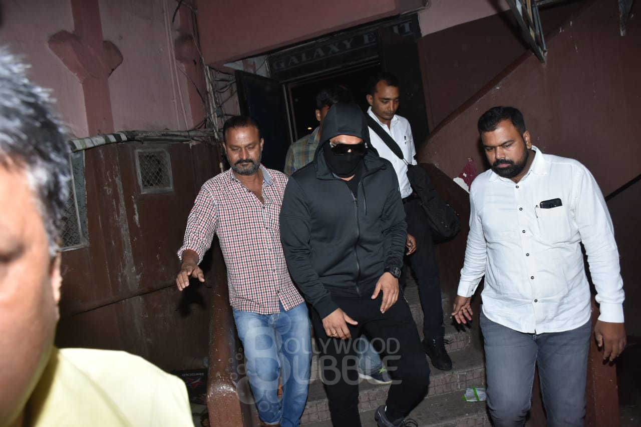 ranveer singh undercover mask simmba cinema hall