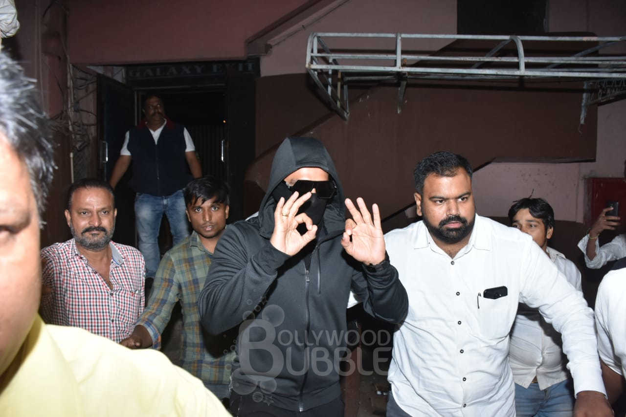 ranveer singh undercover mask simmba cinema hall