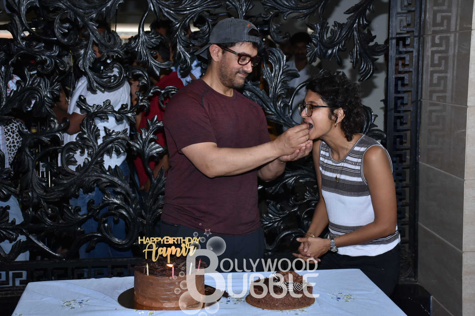 Aamir feeding cake to his wife