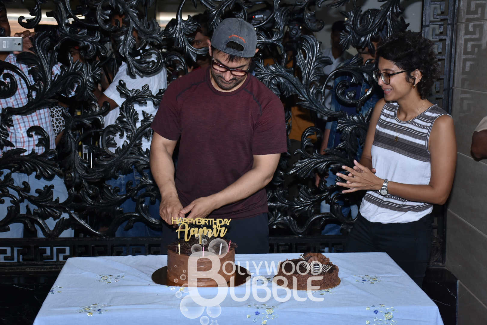 Aamir cutting the cake