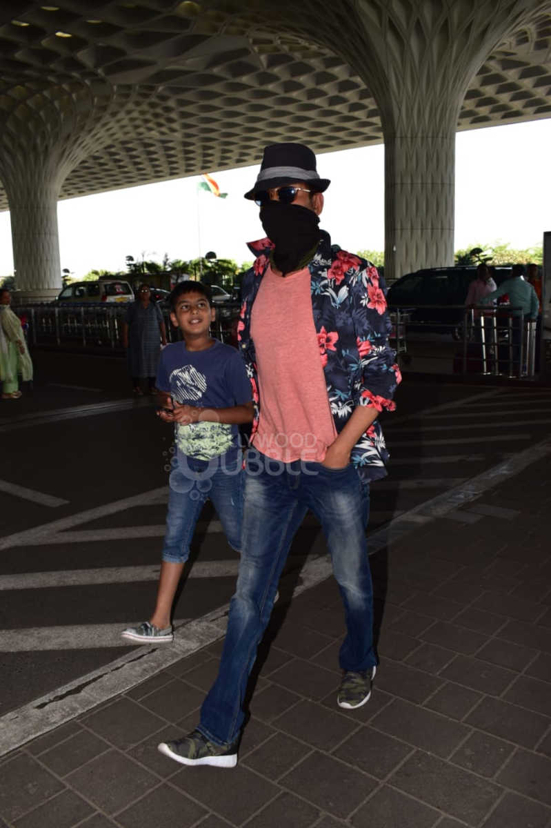 pics irrfan khan airport