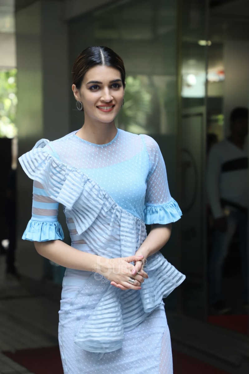 [Image: Kriti-Sanon-14.jpg]