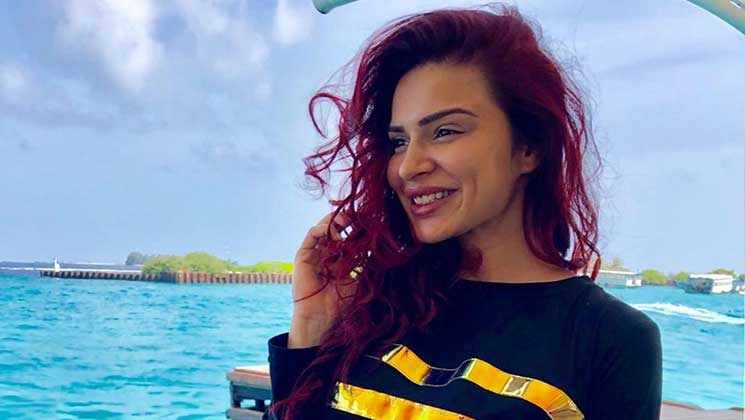 Aashka Goradia topless yoga pic