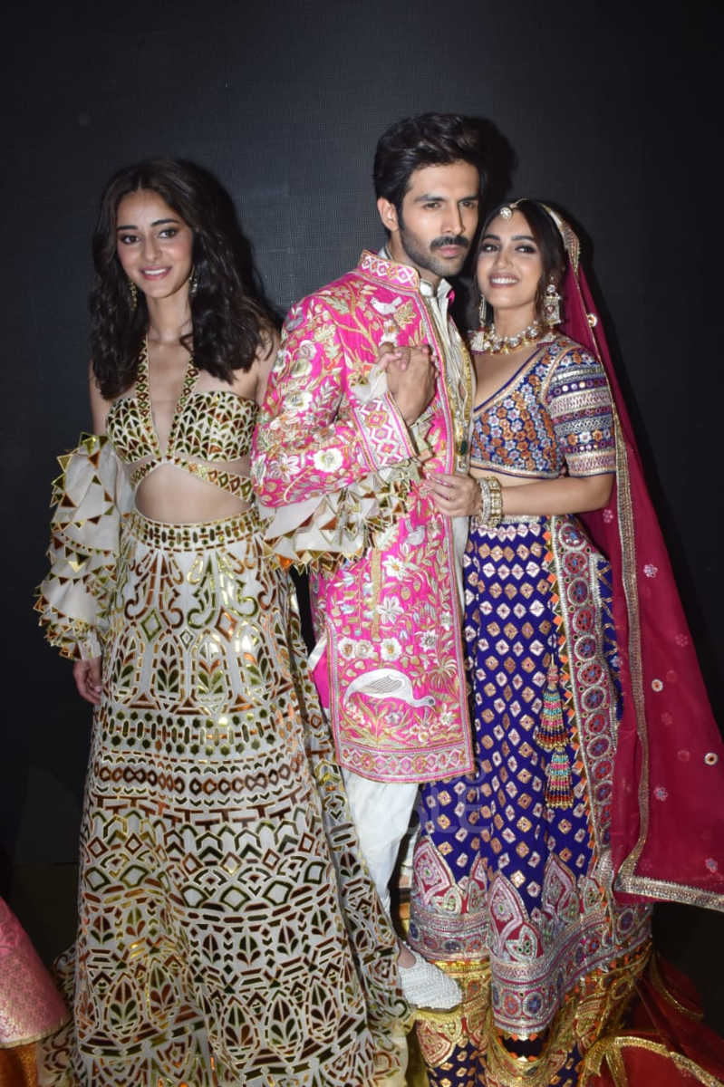 kartik aaryan bhumi pednekar ananya panday abu jani ramp walk