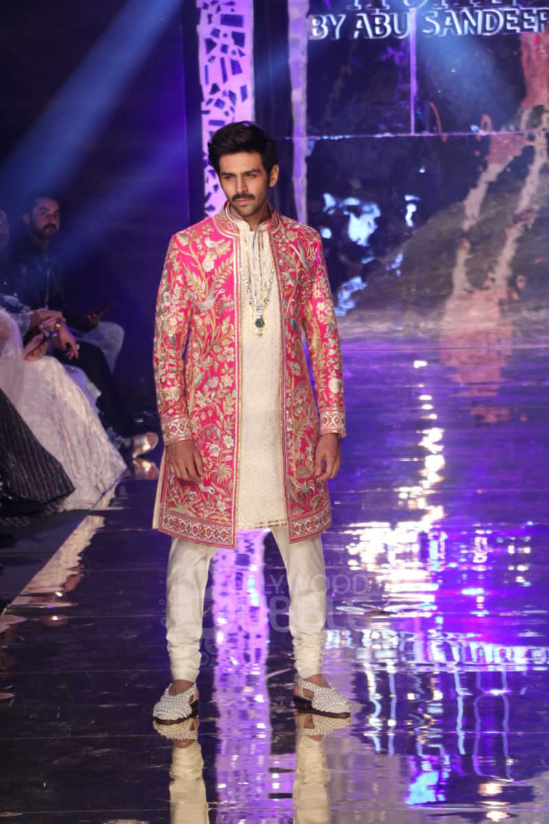 kartik aaryan bhumi pednekar ananya panday abu jani ramp walk