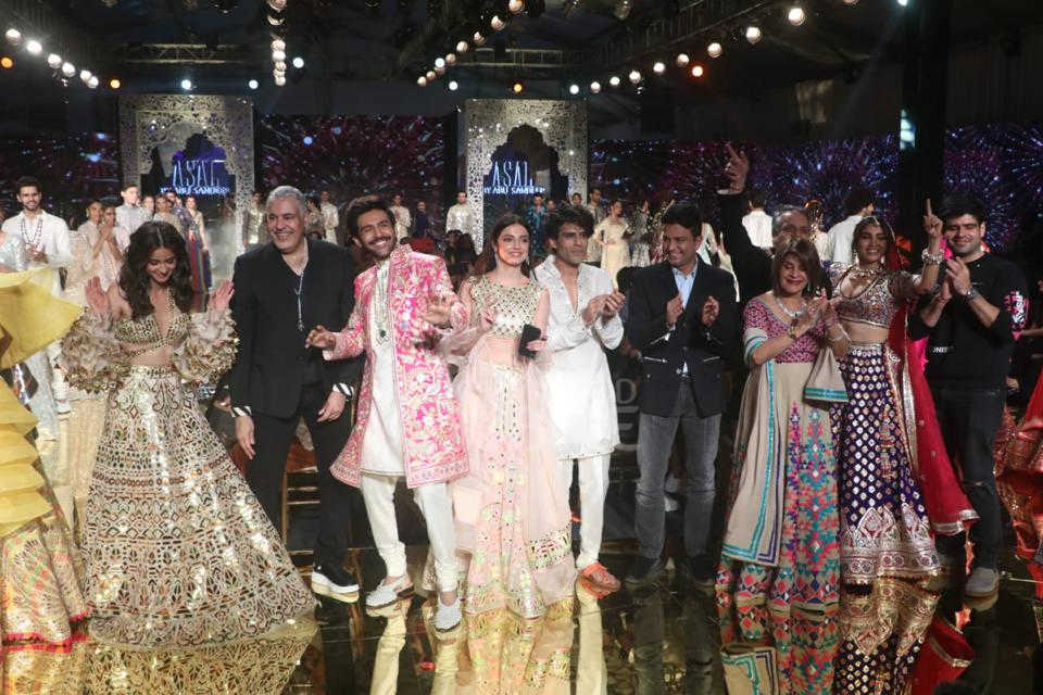 kartik aaryan bhumi pednekar ananya panday abu jani ramp walk