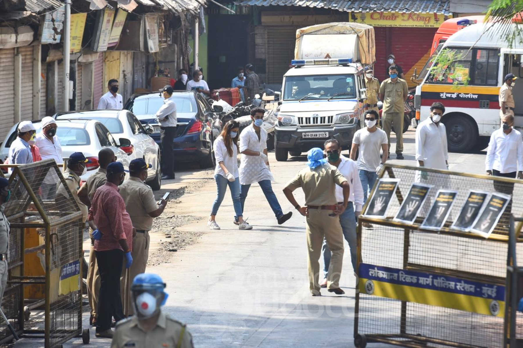 Rishi Kapoor funeral pics