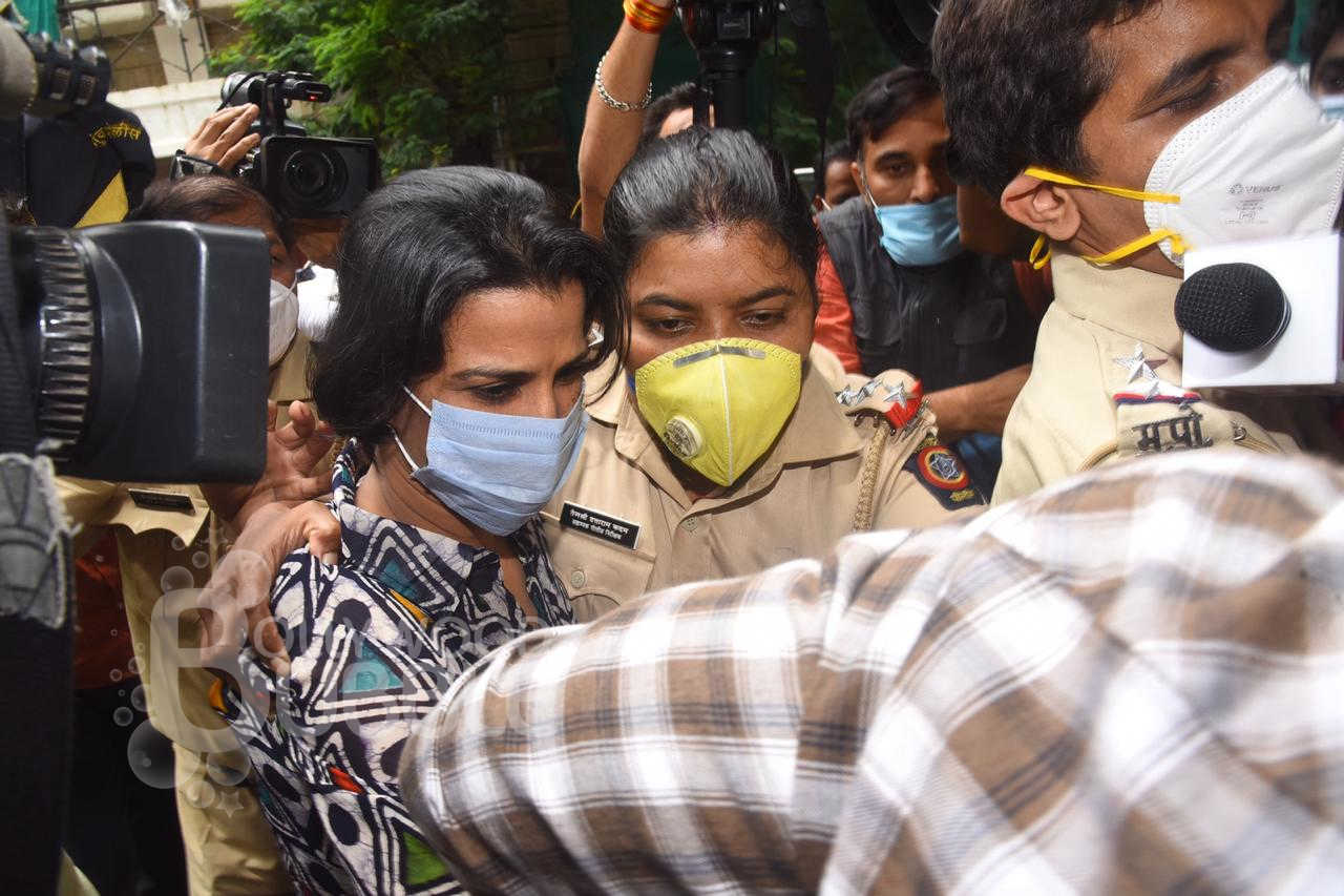 Meetu swarmed by paps
