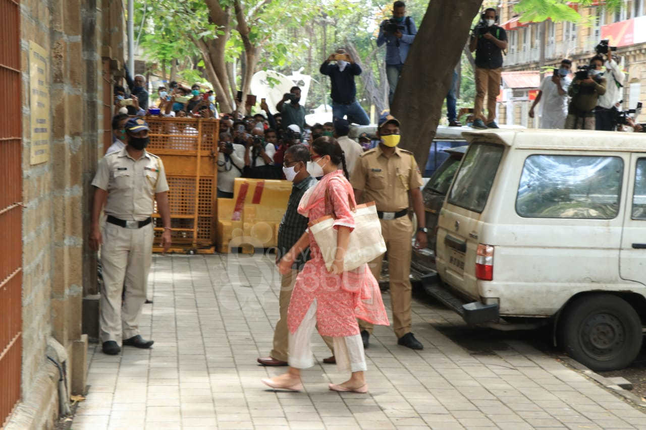 Sara ali khan ncb office