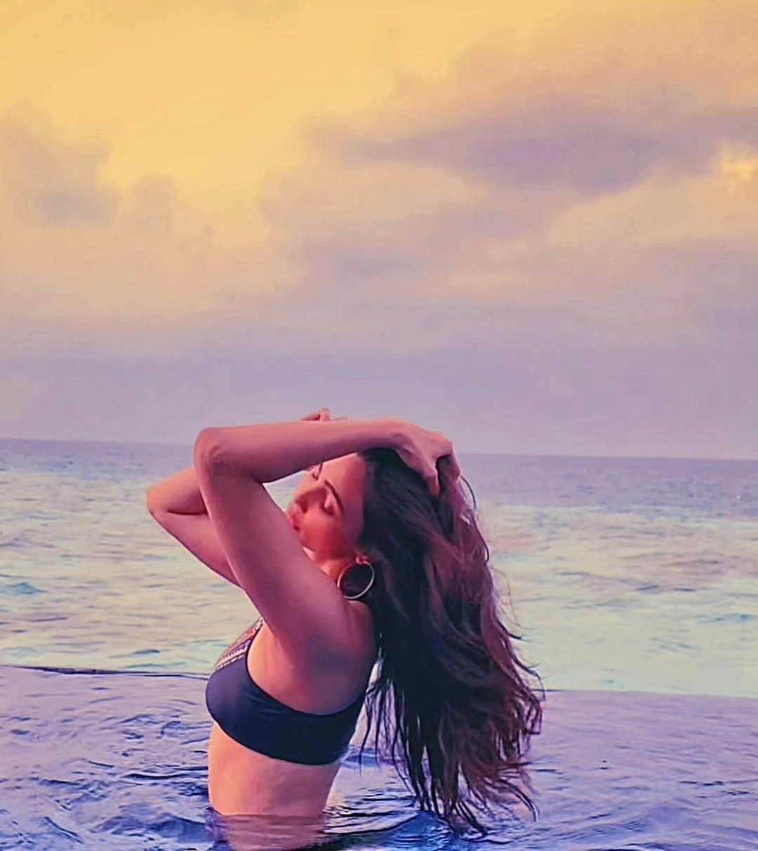 Daisy Shah Bikini Pics