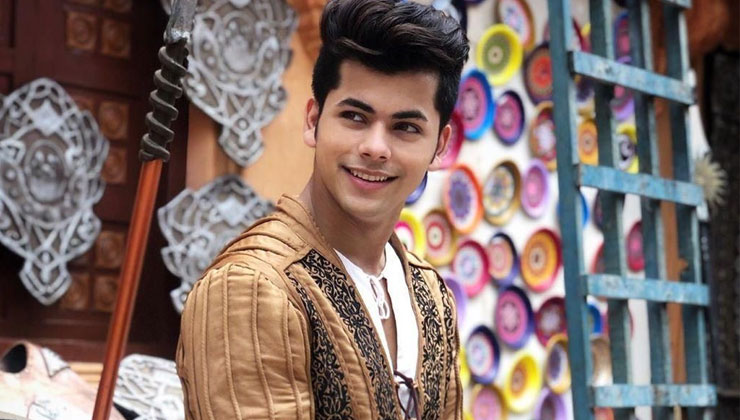 Trending Siddharth Nigam tries out Shah Rukh Khans Pathaan hairstyle  Bhojpuri actress Akshara Singh likes it  IWMBuzz