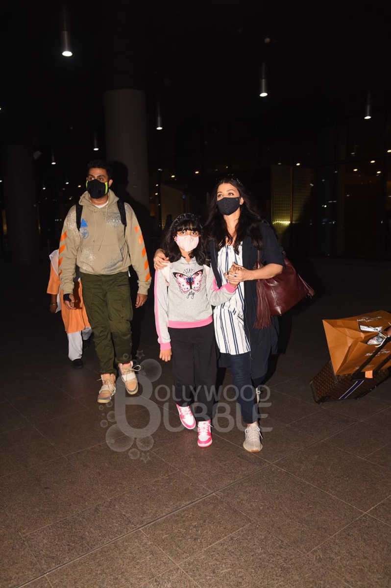 Aishwarya Rai Bachchan, Abhishek Bachchan and Aaradhya airport
