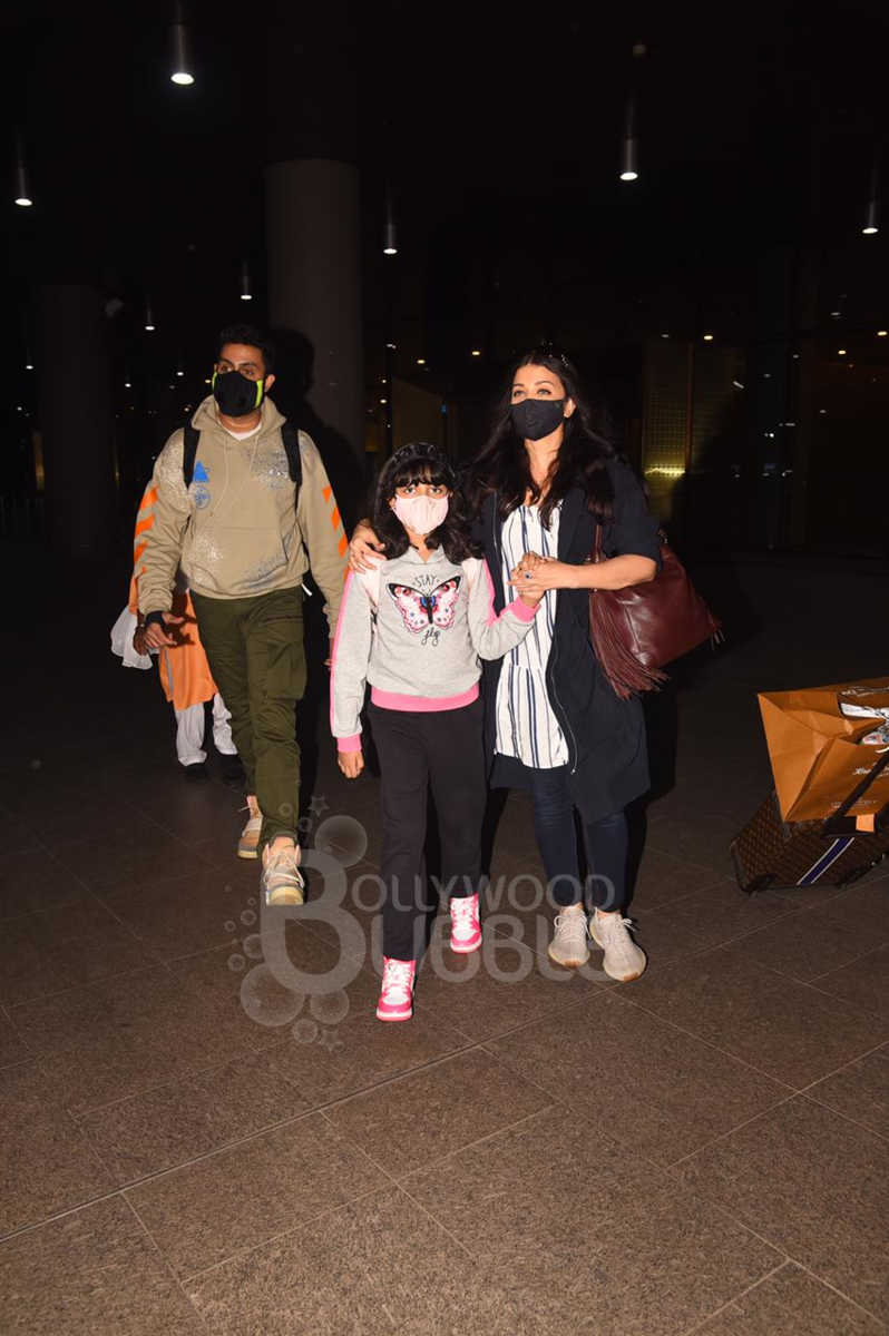 Aishwarya Rai Bachchan, Abhishek Bachchan and Aaradhya airport