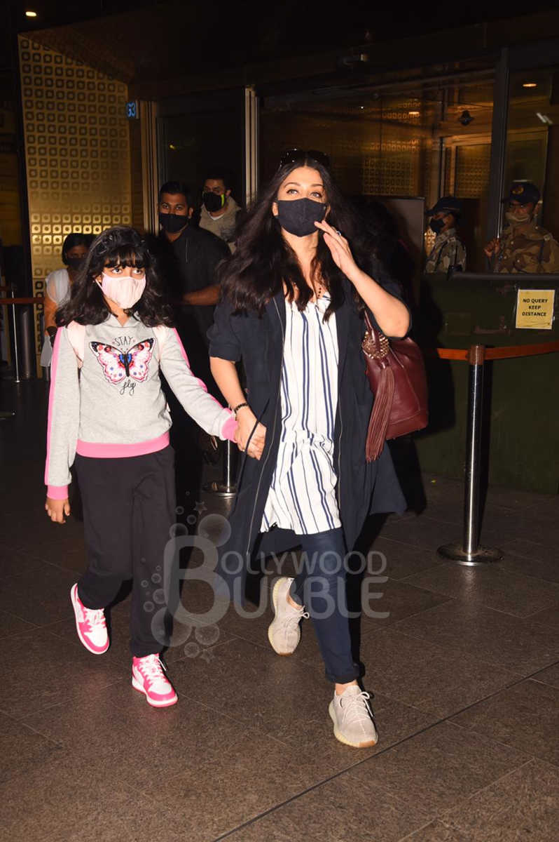 Aishwarya Rai Bachchan, Abhishek Bachchan and Aaradhya airport
