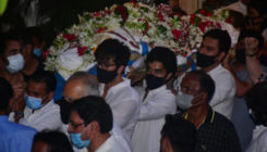 Rajiv Kapoor Last Rites: Ranbir Kapoor and his cousins carry the mortal remains
