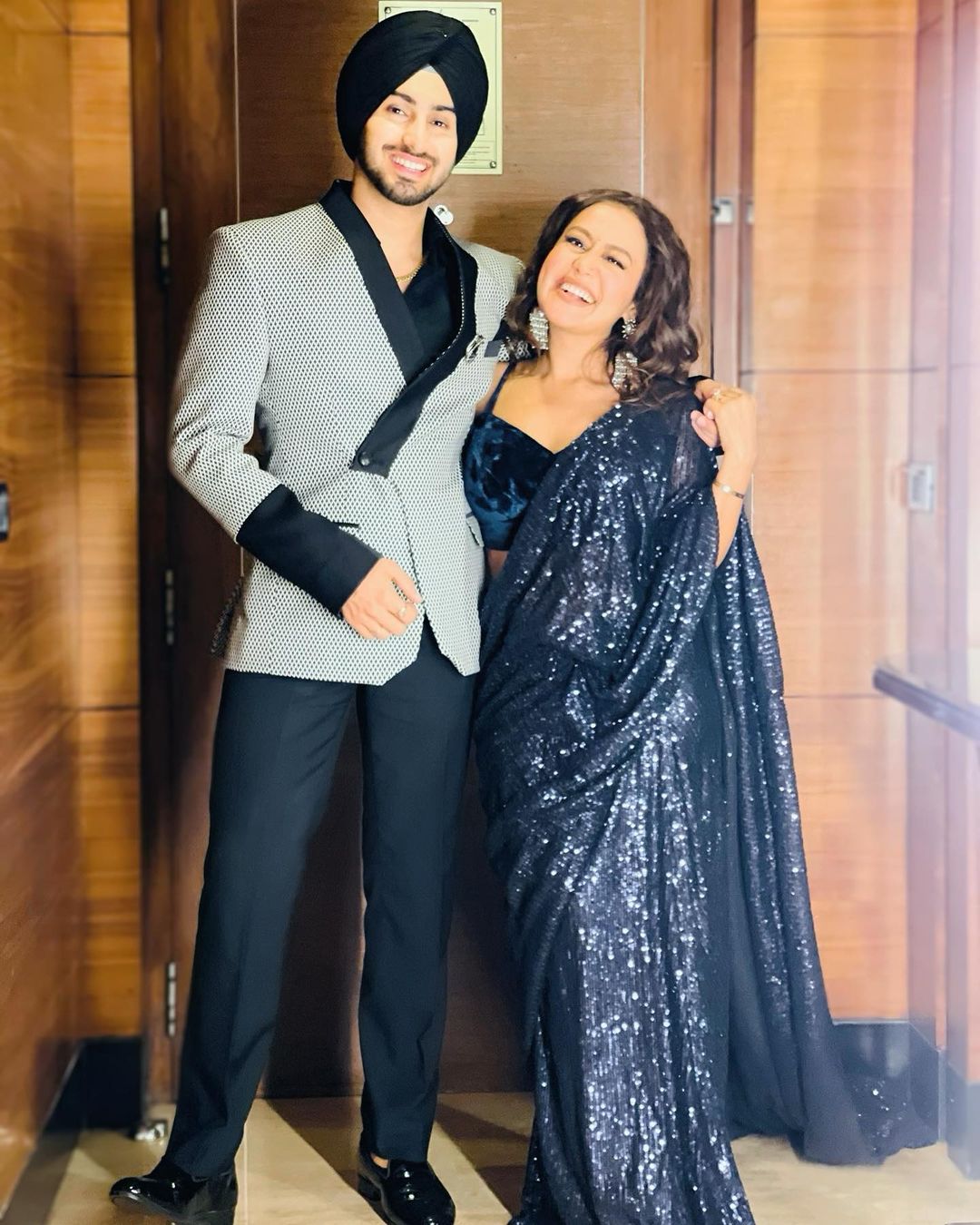 The ace songstress kept her wavy hair loose. She accessorized her look with a pair of long silver earrings and multiple rings. Her fresh makeup look and intense eyes add charm to her overall look.