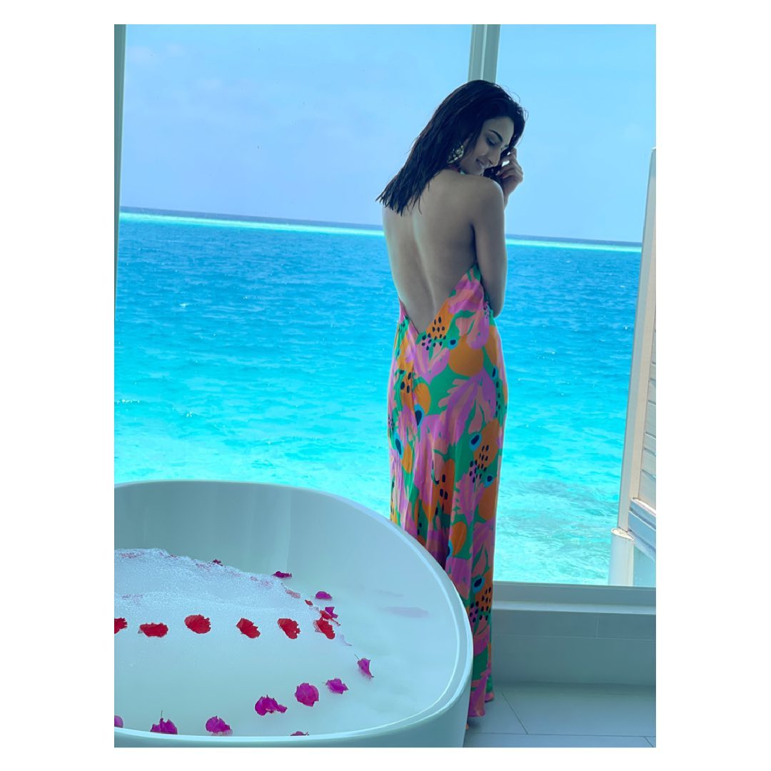 Erica Fernandes flaunts her sexy back and enjoys time in a bathtub