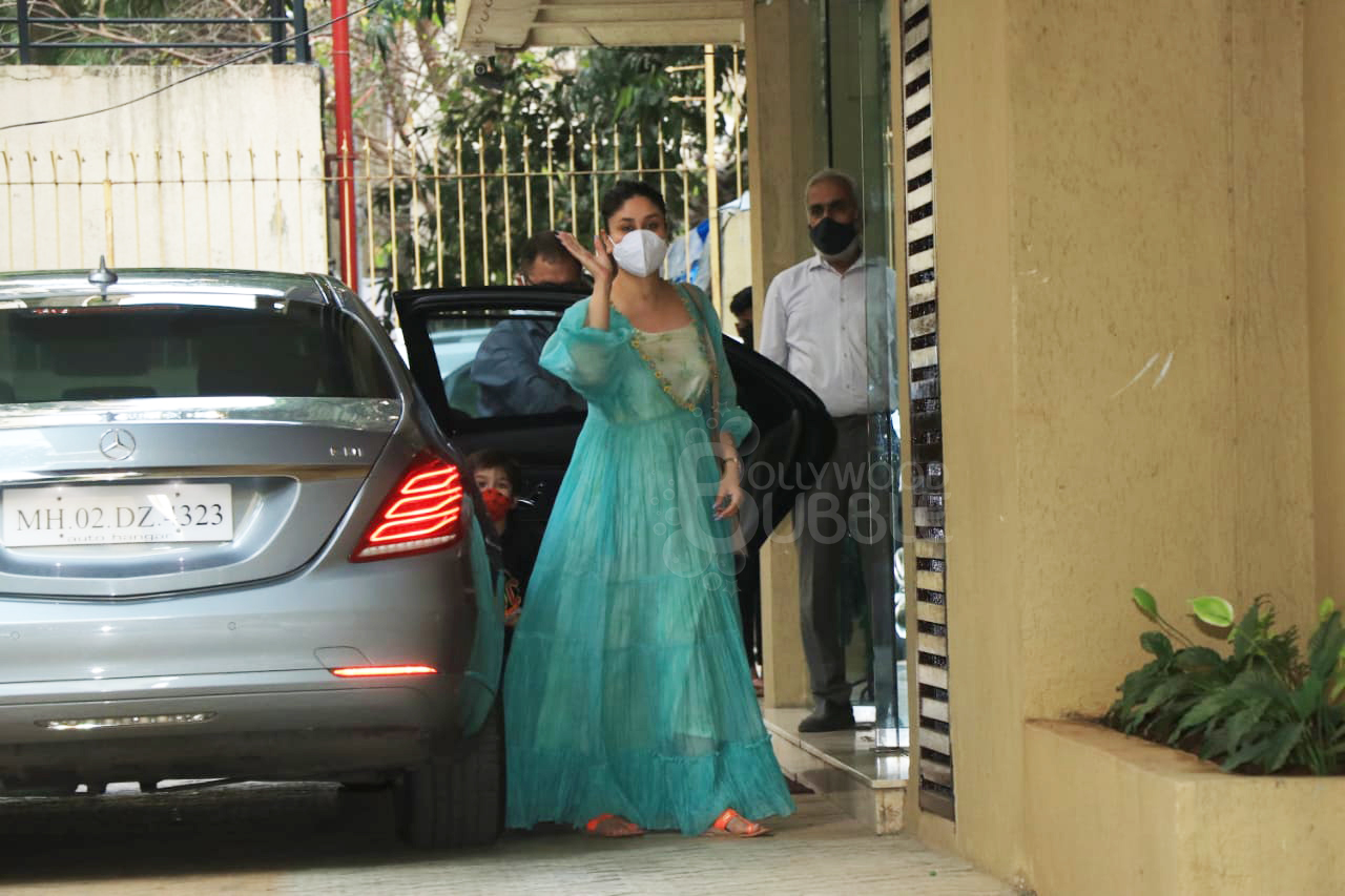 Kareena, Taimur at Karisma's residence