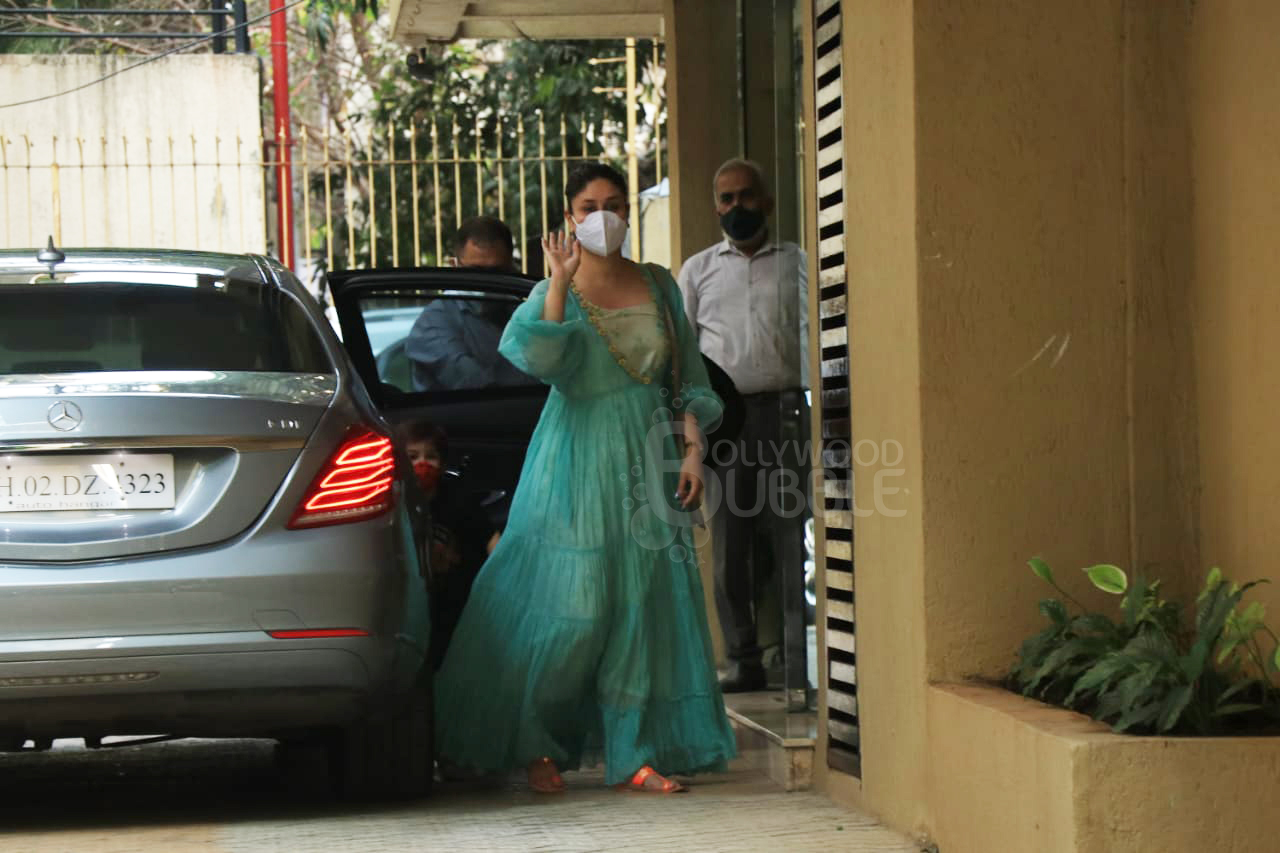 Kareena, Taimur at Karisma's residence