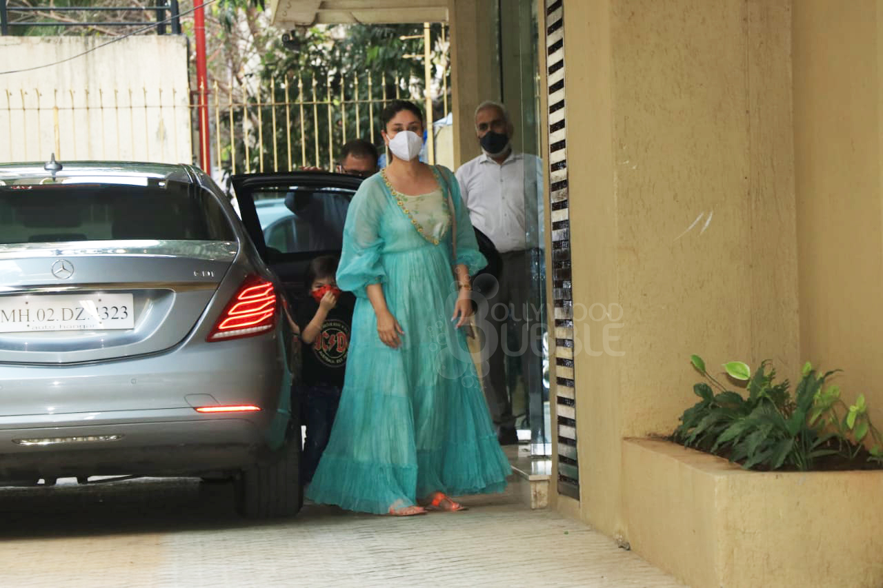 Kareena, Taimur at Karisma's residence
