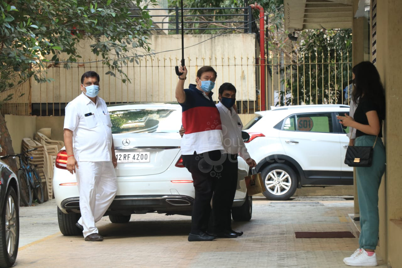 Kareena, Taimur at Karisma's residence