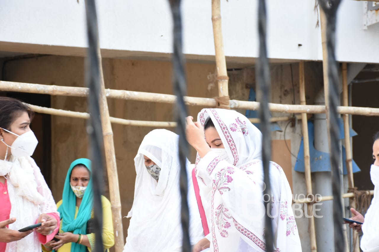 gauahar khan, gauahar kahn father passes away, gauahar khan father funeral