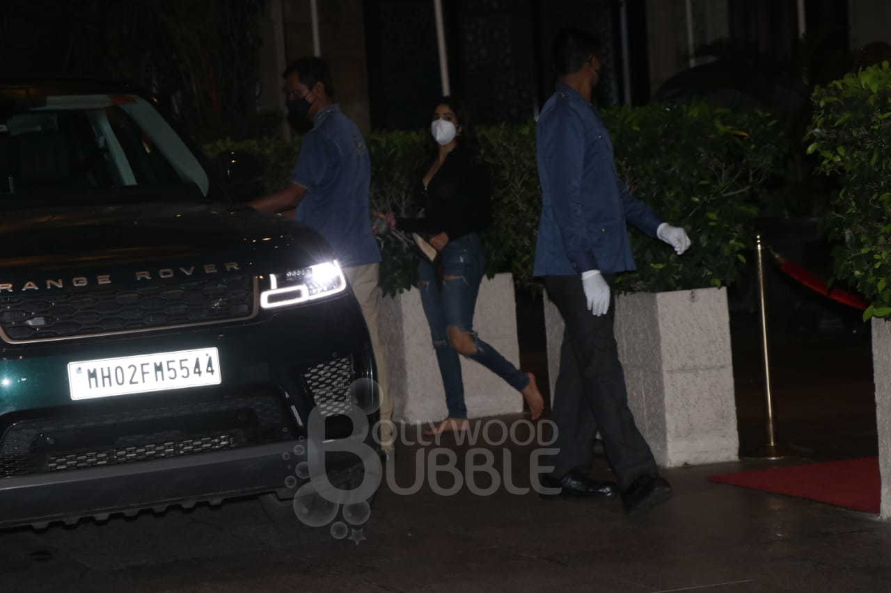 karishma kapoor, janhvi kapoor, shahrukh khan, shah rukh khan, arjun kapoor, karisma kapoor, ananya panday, karishma kapoor husband, ritabhari chakraborty, arjun kapoor age, delimitation in hindi, arjun kapoor birthday,