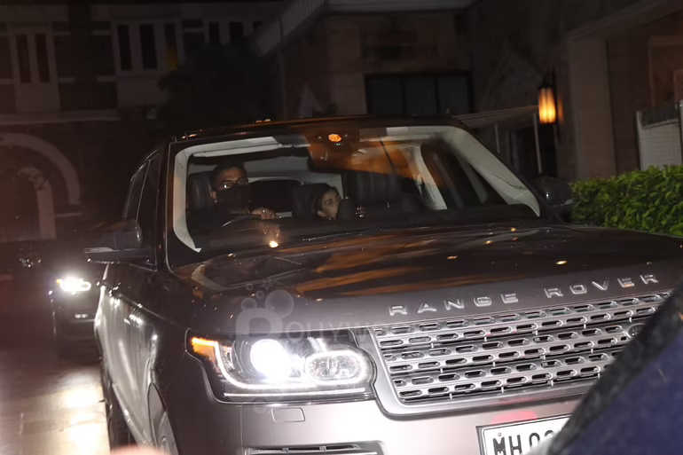 karishma kapoor, janhvi kapoor, shahrukh khan, shah rukh khan, arjun kapoor, karisma kapoor, ananya panday, karishma kapoor husband, ritabhari chakraborty, arjun kapoor age, delimitation in hindi, arjun kapoor birthday,