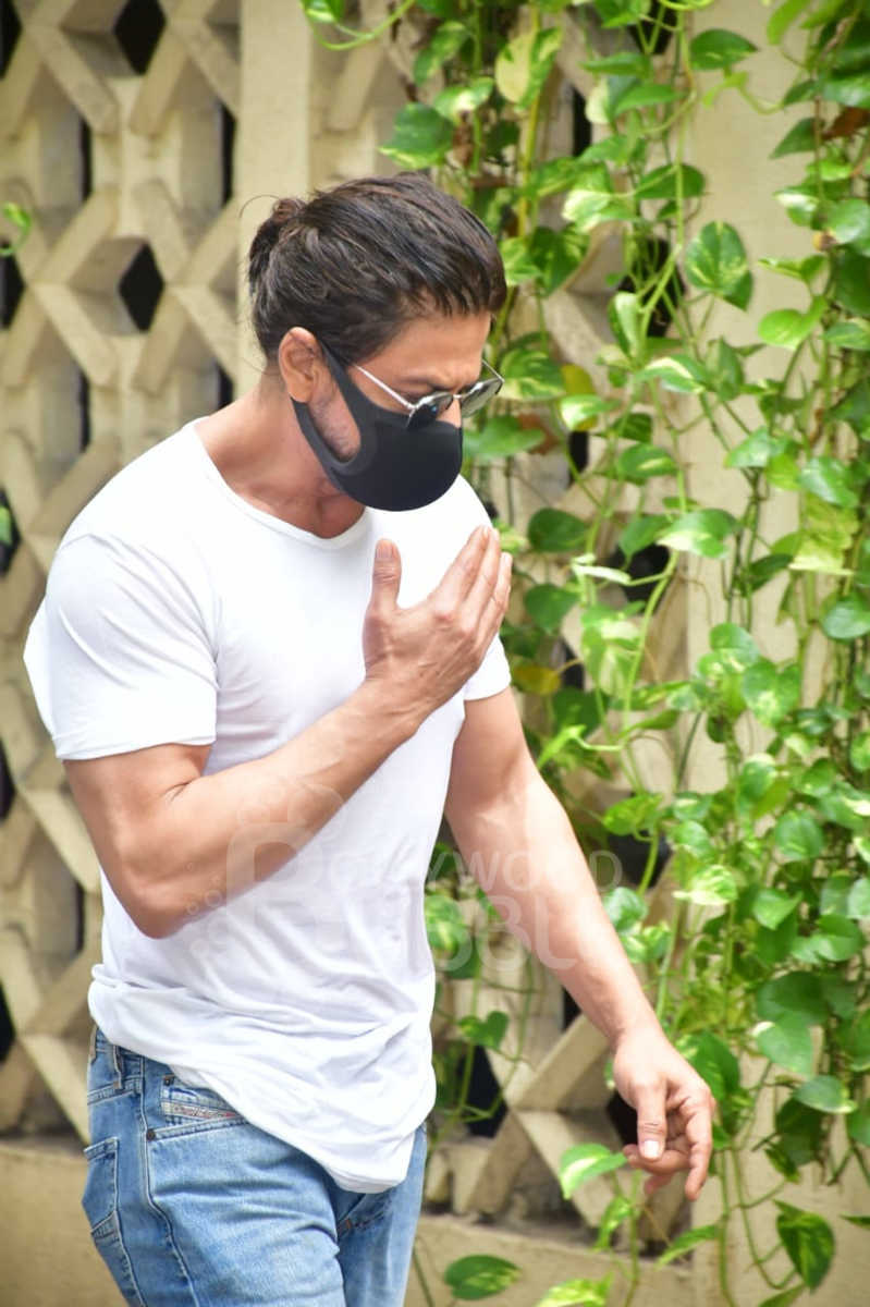 dilip kumar, shagufta ali, saira banu, dilip kumar news, dilip kumar age, motherson sumi share price, दिलीप कुमार, dilip kumar death, dilip kumar children, dilip, dileep kumar, saira banu age, manoj kumar, dilip kumar wife, shah rukh khan, shah rukh dilip kumar, srk at dilip kumar funeral