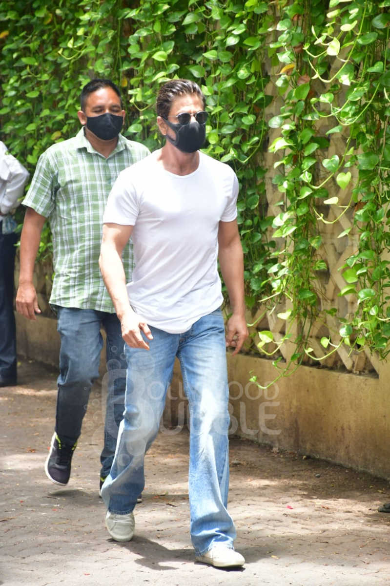 dilip kumar, shagufta ali, saira banu, dilip kumar news, dilip kumar age, motherson sumi share price, दिलीप कुमार, dilip kumar death, dilip kumar children, dilip, dileep kumar, saira banu age, manoj kumar, dilip kumar wife, shah rukh khan, shah rukh dilip kumar, srk at dilip kumar funeral