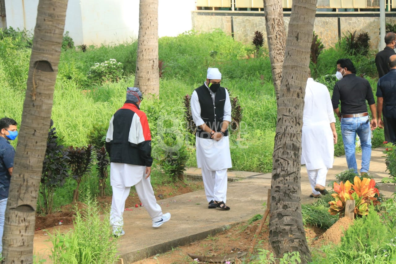 dilip kumar last rites