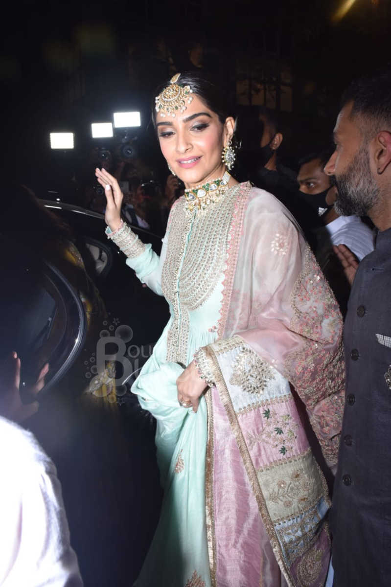 rhea kapoor, sonam kapoor, sonam sister rhea wedding, rhea kapoor boyfriend karan boolani, rhea kapoor wedding, rhea kapoor marriage, karan boolani, rhea kapoor wedding pics, anil Kapoor daughter, veere di wedding, anshula kapoor, boney kapoor, arjun kapoor sister, sonam rhea pic, rhea kapoor wedding photos, pics of rhea karan wedding,