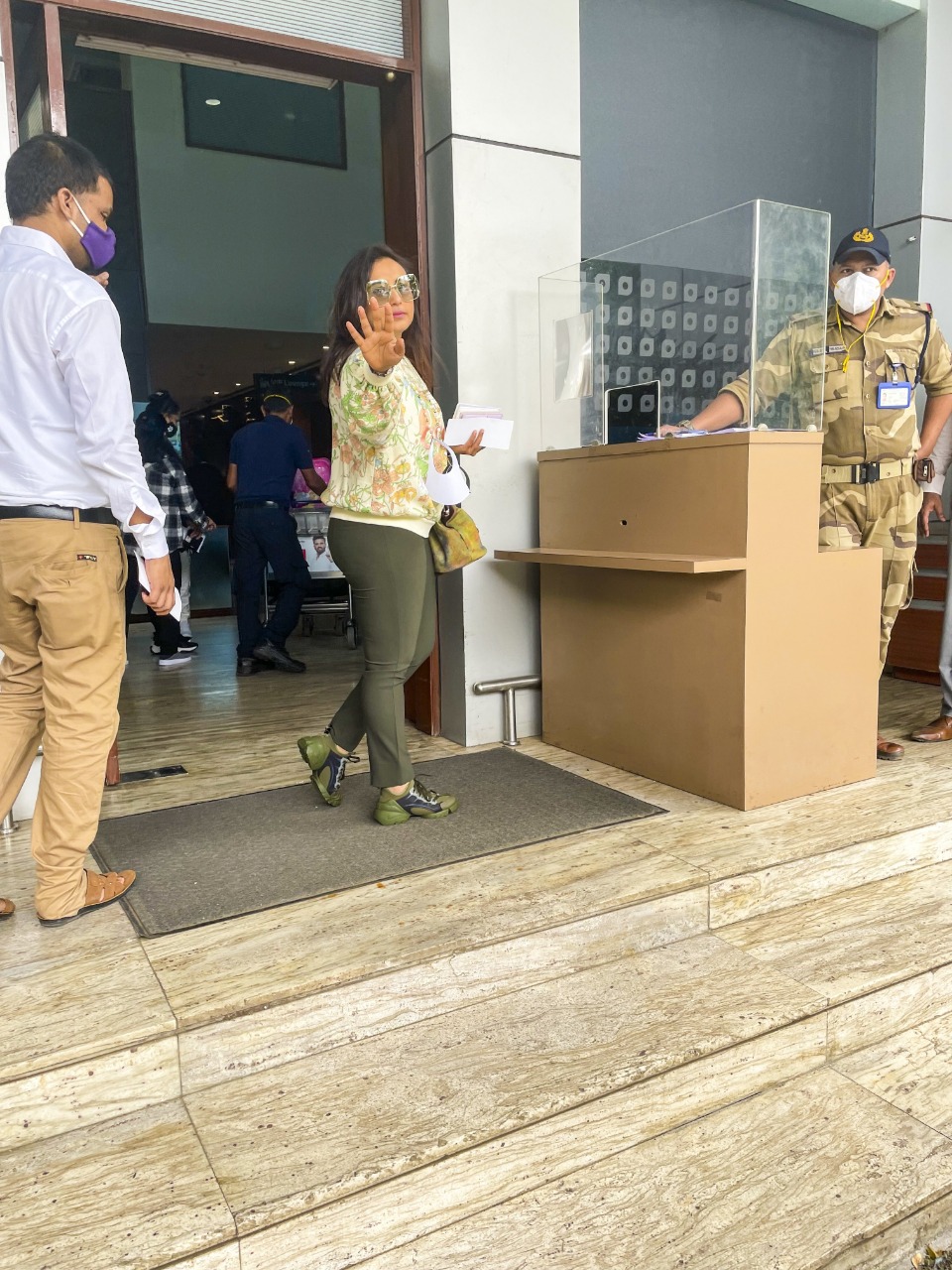 rani mukerji at airport, rani mukerji upcoming movie, 