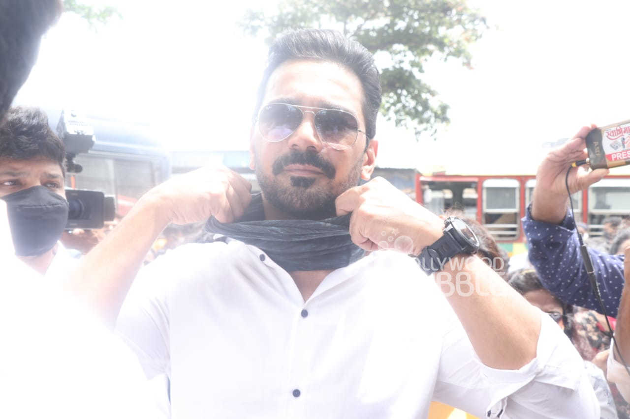 siddharth shukla, sidharth shukla, sidharth shukla last rites, sidharth shukla live, shehnaaz gill, sidharth shukla girlfriend shehnaaz gill, shehnaaz gill mother at sidharth shukla house, shehnaaz gill brother, sidharth shukla last ride, tv actor sidharth shukla death, bigg boss 13 winner, sidharth shukla last rites performed in mumbai, oshiwara crematorium, sidharth shukla oshiwara house, sidharth shukla crementation, sidharth shukla family, sidharth shukla mother, siddharth shukla, asim riaz, aly goni, jasmin bhasin, sidharth shukla funeral photos, latest sidharth shukla news, sidharth shukla news, tv news,