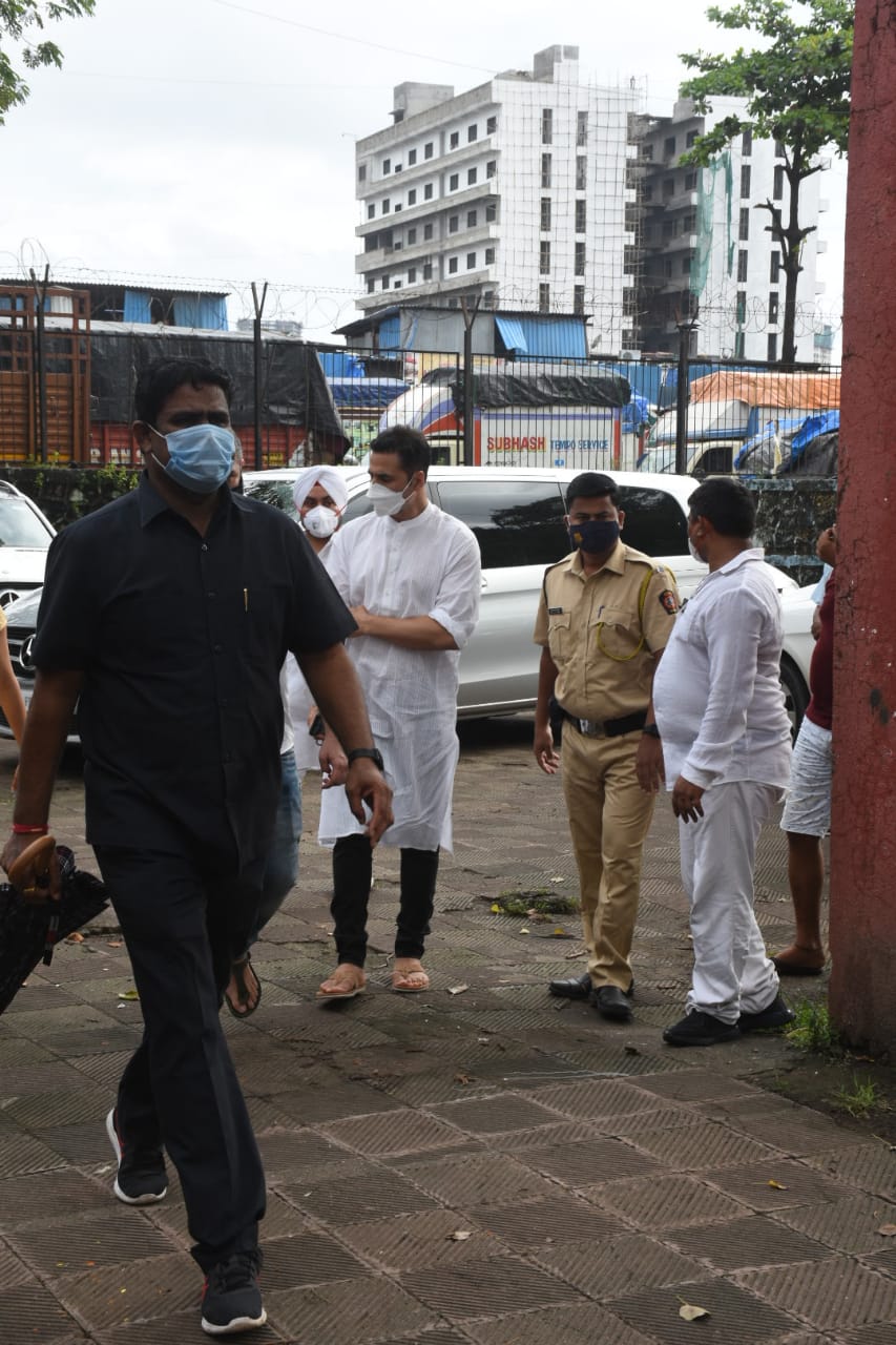 aanand l rai, aanand l rai mom, aanand l rai mother, aanand la rai mom no more, akshay kumar arrives,