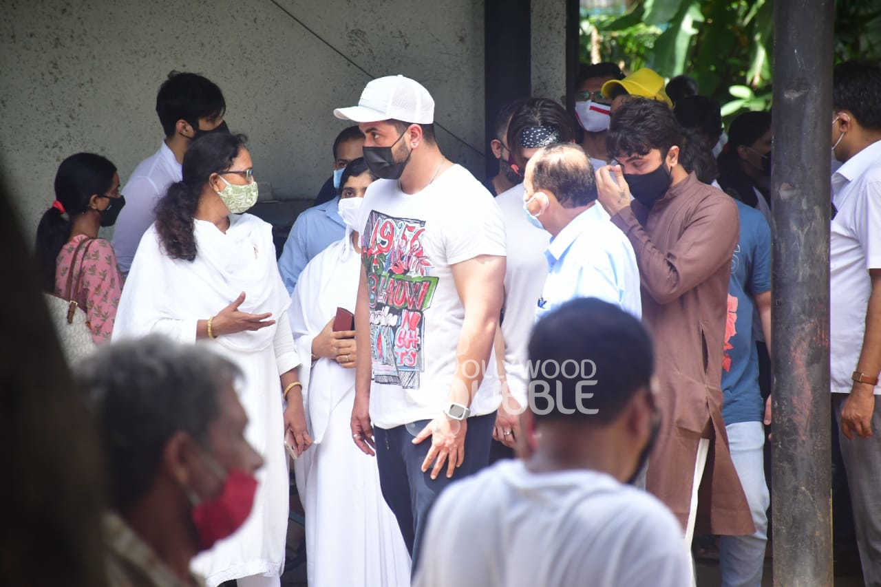 siddharth shukla, sidharth shukla, sidharth shukla last rites, sidharth shukla live, shehnaaz gill, sidharth shukla girlfriend shehnaaz gill, shehnaaz gill mother at sidharth shukla house, shehnaaz gill brother, sidharth shukla last ride, tv actor sidharth shukla death, bigg boss 13 winner, sidharth shukla last rites performed in mumbai, oshiwara crematorium, sidharth shukla oshiwara house, sidharth shukla crementation, sidharth shukla family, sidharth shukla mother, siddharth shukla, asim riaz, aly goni, jasmin bhasin, sidharth shukla funeral photos, latest sidharth shukla news, sidharth shukla news, tv news,