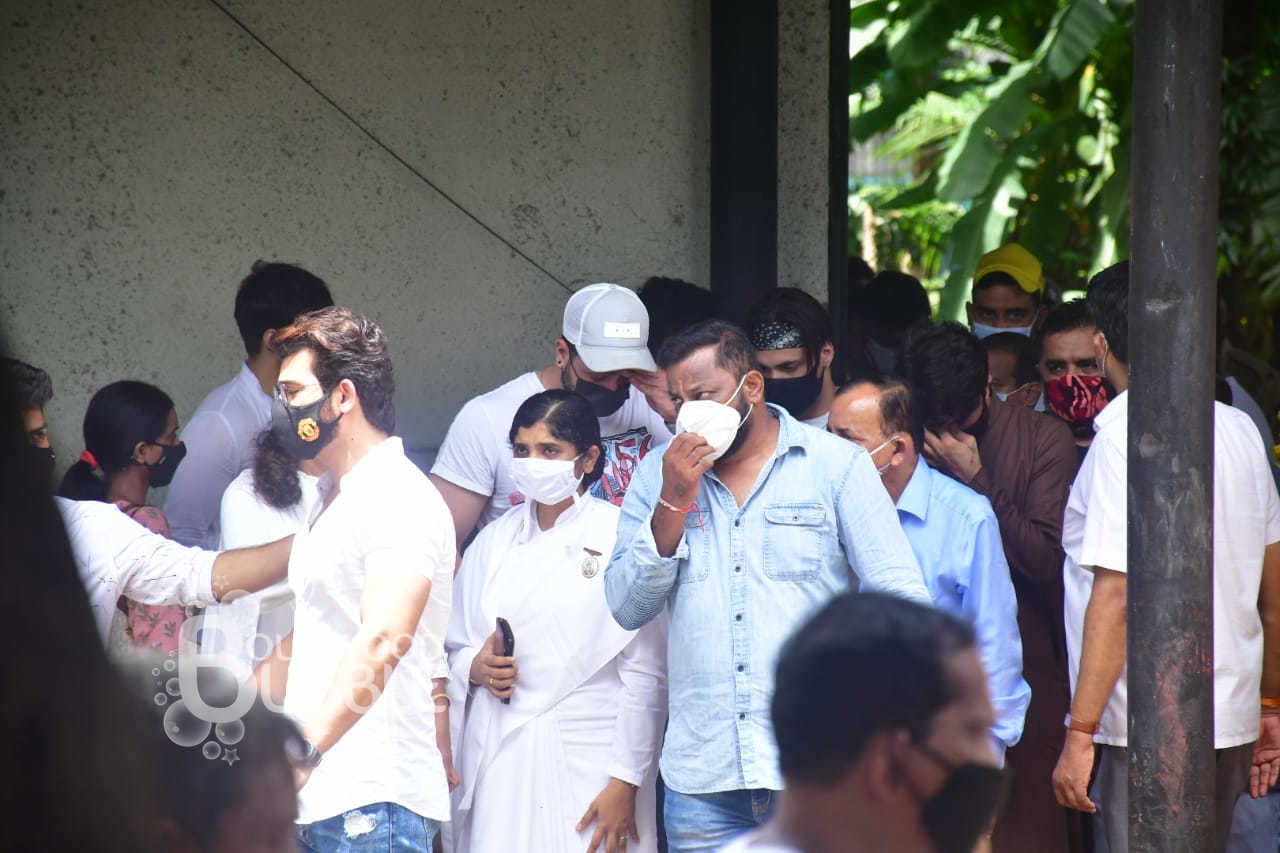 siddharth shukla, sidharth shukla, sidharth shukla last rites, sidharth shukla live, shehnaaz gill, sidharth shukla girlfriend shehnaaz gill, shehnaaz gill mother at sidharth shukla house, shehnaaz gill brother, sidharth shukla last ride, tv actor sidharth shukla death, bigg boss 13 winner, sidharth shukla last rites performed in mumbai, oshiwara crematorium, sidharth shukla oshiwara house, sidharth shukla crementation, sidharth shukla family, sidharth shukla mother, siddharth shukla, asim riaz, aly goni, jasmin bhasin, sidharth shukla funeral photos, latest sidharth shukla news, sidharth shukla news, tv news,