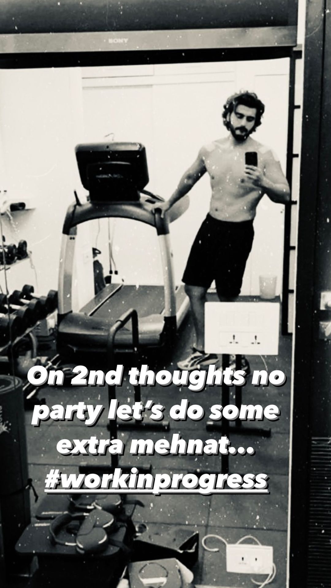 arjun kapoor flaunts his abs, arjun kapoor physical transformation, 