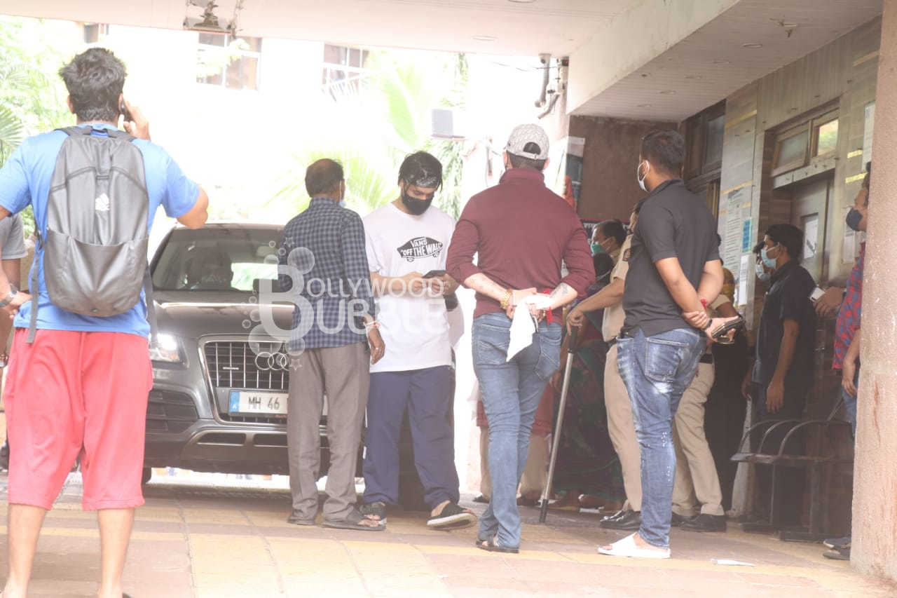 sidharth shukla, siddharth shukla, sidharth shukla asim riaz, asim riaz at cooper hospital, bigg boss 13, sidharth asim, sidharth asim moments, asim riaz instagram, sidharth shukla family, sidharth shukla cardiac arrest, idharth shukla death reason, sidharth shukla sidharth shukla mother, sidharth shukla shehnaaz gill, shehnaaz gill shoot, sidnaaz, sidharth shukla death, bigg boss 13, sidharth shukla death news, sidharth shukla dead, sidharth shukla shehnaaz gill, bigg boss 13 winner sidharth shukla, latest sidharth shukla news, tv news,