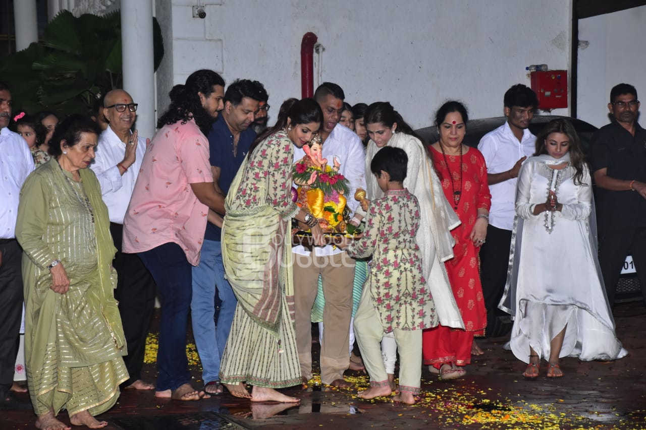 shilpa shetty, shilpa, shilpa shetty age, silpa, raj kundra, shilpa shetty kundra, शिल्पा, raj kundra shilpa shetty, shilpa shetty husband, shamita shetty, shilpa shetty ganesh visarjan, shilpa shetty ganpati visarjan, shilpa shetty ganesha, shilpa shetty children, ganesh chaturthi,