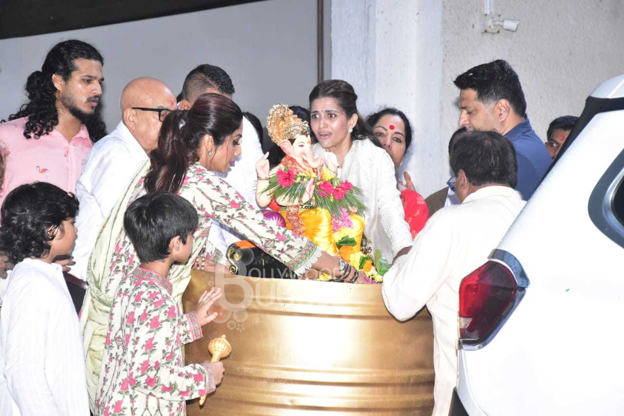 shilpa shetty, shilpa, shilpa shetty age, silpa, raj kundra, shilpa shetty kundra, शिल्पा, raj kundra shilpa shetty, shilpa shetty husband, shamita shetty, shilpa shetty ganesh visarjan, shilpa shetty ganpati visarjan, shilpa shetty ganesha, shilpa shetty children, ganesh chaturthi,