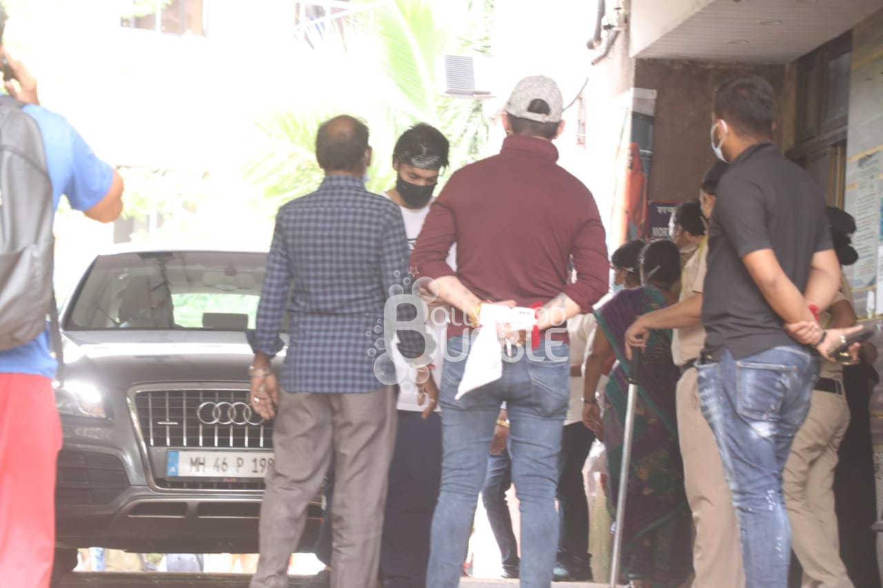 sidharth shukla, siddharth shukla, sidharth shukla asim riaz, asim riaz at cooper hospital, bigg boss 13, sidharth asim, sidharth asim moments, asim riaz instagram, sidharth shukla family, sidharth shukla cardiac arrest, idharth shukla death reason, sidharth shukla sidharth shukla mother, sidharth shukla shehnaaz gill, shehnaaz gill shoot, sidnaaz, sidharth shukla death, bigg boss 13, sidharth shukla death news, sidharth shukla dead, sidharth shukla shehnaaz gill, bigg boss 13 winner sidharth shukla, latest sidharth shukla news, tv news,