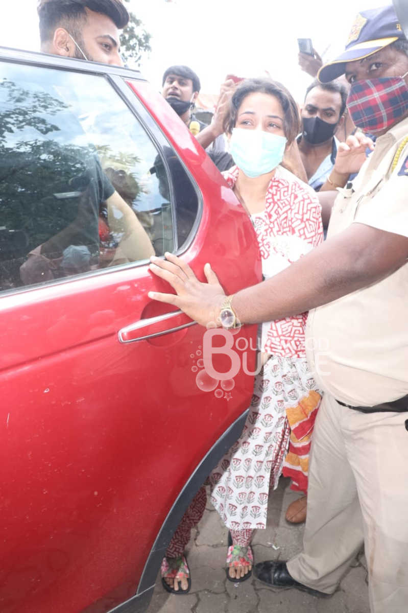 siddharth shukla, sidharth shukla, sidharth shukla last rites, sidharth shukla live, shehnaaz gill, sidharth shukla girlfriend shehnaaz gill, shehnaaz gill mother at sidharth shukla house, shehnaaz gill brother, sidharth shukla last ride, tv actor sidharth shukla death, bigg boss 13 winner, sidharth shukla last rites performed in mumbai, oshiwara crematorium, sidharth shukla oshiwara house, sidharth shukla crementation, sidharth shukla family, sidharth shukla mother, siddharth shukla, asim riaz, aly goni, jasmin bhasin, sidharth shukla funeral photos, latest sidharth shukla news, sidharth shukla news, tv news,