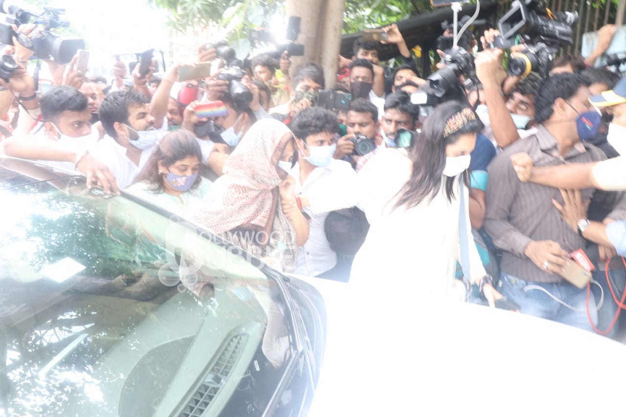 siddharth shukla, sidharth shukla, sidharth shukla last rites, sidharth shukla live, shehnaaz gill, sidharth shukla girlfriend shehnaaz gill, shehnaaz gill mother at sidharth shukla house, shehnaaz gill brother, sidharth shukla last ride, tv actor sidharth shukla death, bigg boss 13 winner, sidharth shukla last rites performed in mumbai, oshiwara crematorium, sidharth shukla oshiwara house, sidharth shukla crementation, sidharth shukla family, sidharth shukla mother, siddharth shukla, asim riaz, aly goni, jasmin bhasin, sidharth shukla funeral photos, latest sidharth shukla news, sidharth shukla news, tv news,