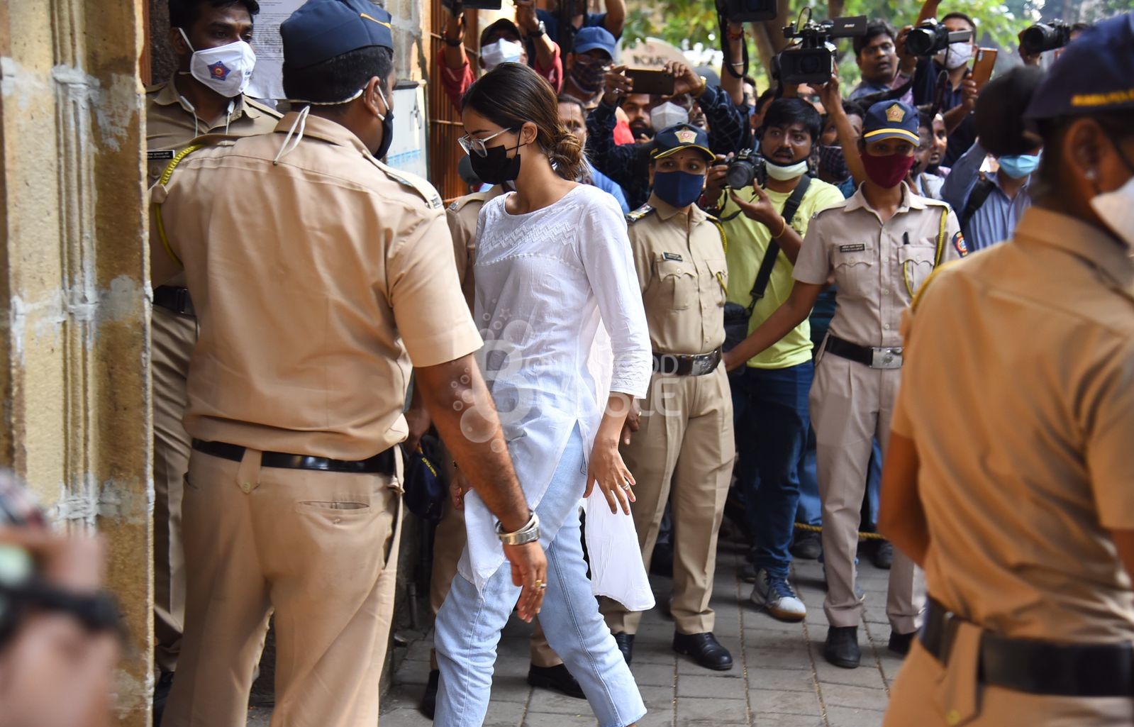 , ananya arrives at ncb office, chunky pandey, ananya panday father chunky pandey, ananya arrives at ncb office, ananya arrives at ncb office to record her statement,