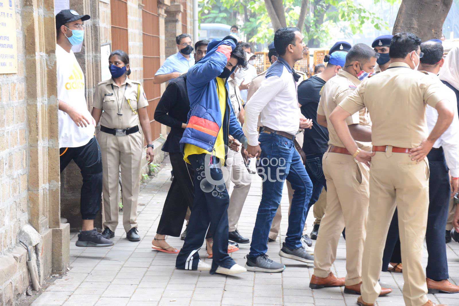 shah rukh khan son aryan khan latest pics, 