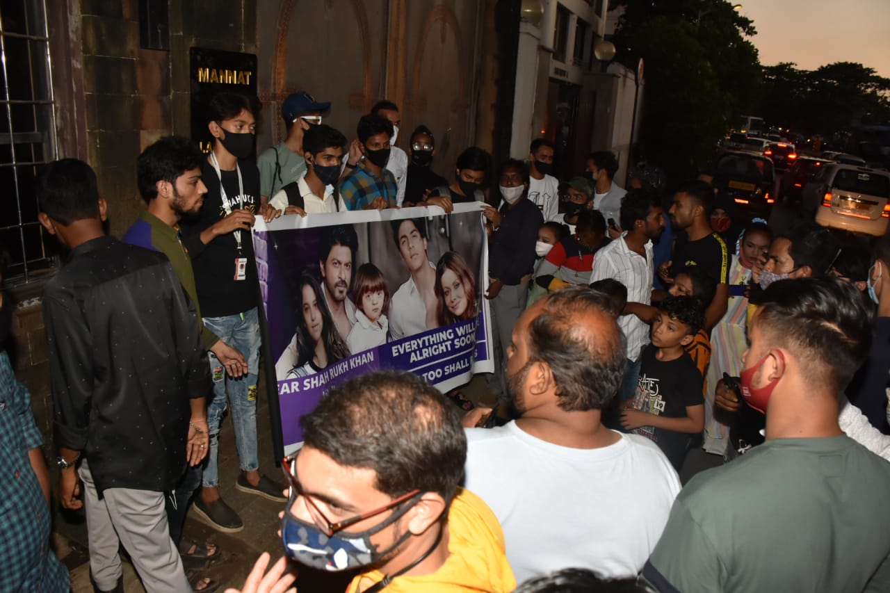 shahrukh khan fans support aryan khan, 