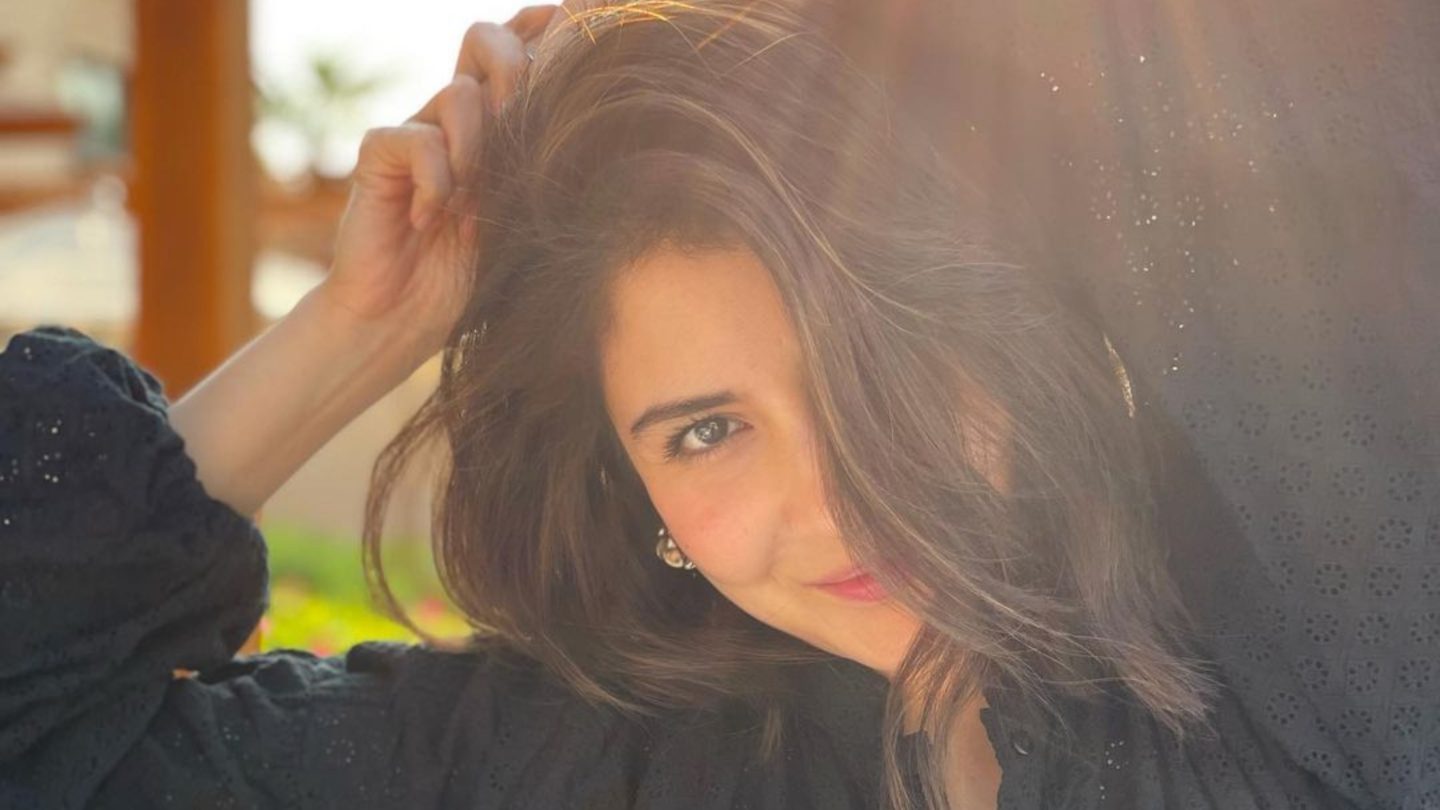anushka sharma sun kissed photo,