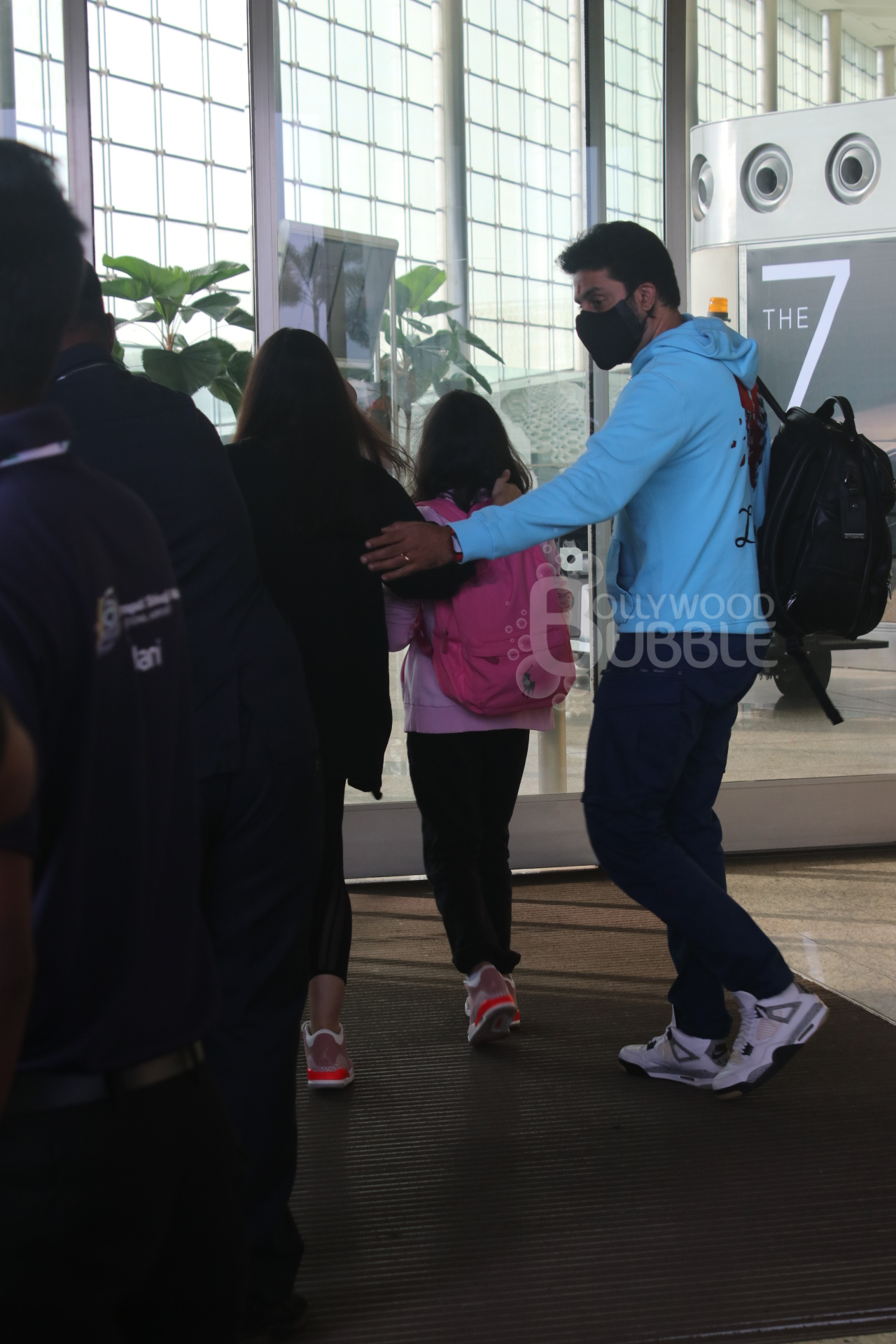 abhishek bachchan, aaradhya bachchan, abhishek bachchan daughter, aishwary rai bachchan daughter, abhishek bachachan spotted, aishwarya rai spotted,